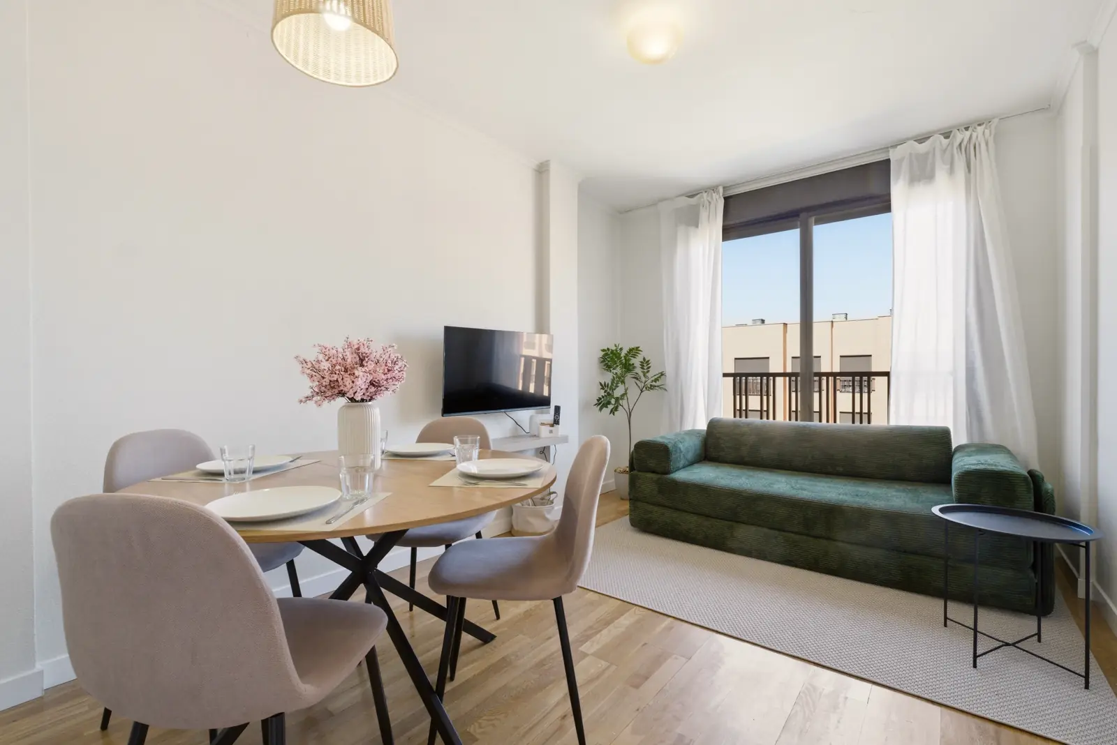 Salón y comedor luminoso de un piso turístico gestionado por Univa Living